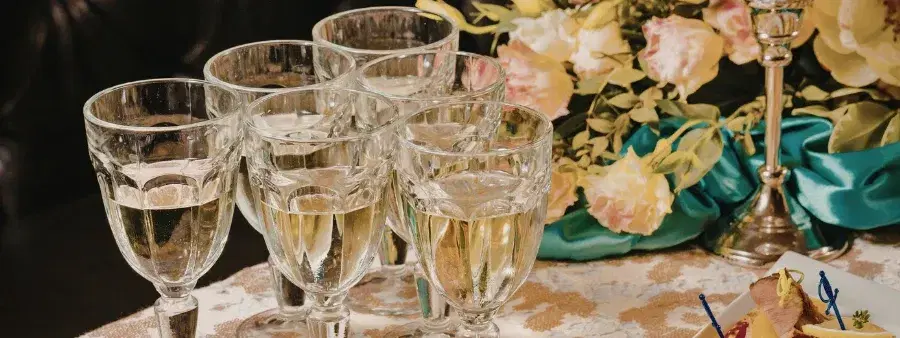 Elevating Guest Experience: Curated Beverage Artistry for Luxury Weddings