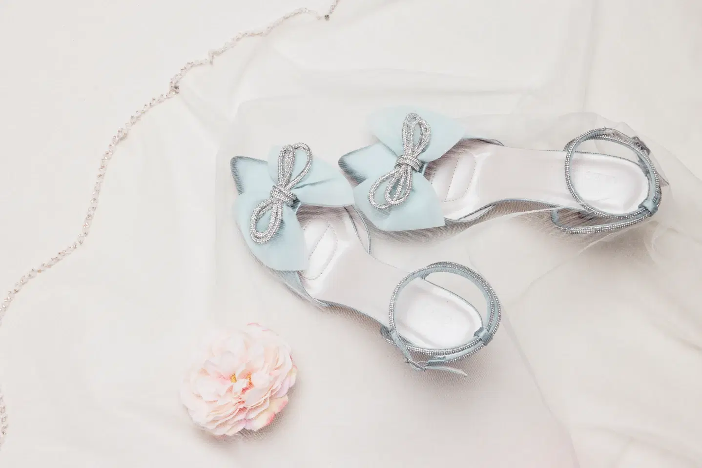 How to Accessorize a Simple Wedding Dress on a Budget