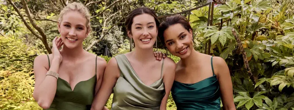 What Accessories Go Best with a Sage Green Dress?